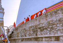 Sri Lanka’s Ancient Capital Anuradhapura Dressing up Buddha - Sri Lanka's Ancient Capital Anuradhapura - Travelure ©