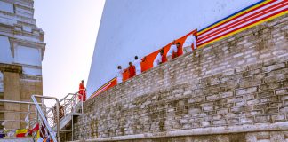 Sri Lanka’s Ancient Capital Anuradhapura Dressing up Buddha - Sri Lanka's Ancient Capital Anuradhapura - Travelure ©