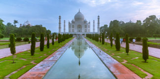 The Taj Mahal Agra India The picture postcard Taj! - Travelure ©