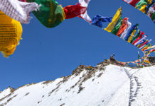 Capturing snow texture – Prayer flags, Khardung la Capturing snow texture - Prayer flags, Khardung la - Travelure ©