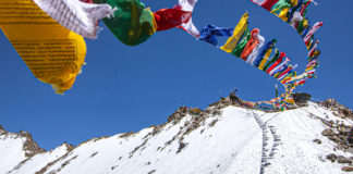 Capturing snow texture – Prayer flags, Khardung la Capturing snow texture - Prayer flags, Khardung la - Travelure ©