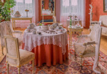 Shooting dark interiors against bright ambient light – Tea service, Radun Chateau The challenge was to shoot the subject against the light and still exposing it well enough to capture the aesthetics of the setup. - Shooting dark interiors against bright ambient light - Tea service, Radun Chateau - Travelure ©