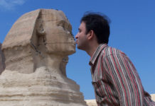 Have fun with the forced perspective ...a technique that uses optical illusion to make an object appear farther away, closer, larger or smaller than it is... - Have fun with the forced perspective - Travelure ©