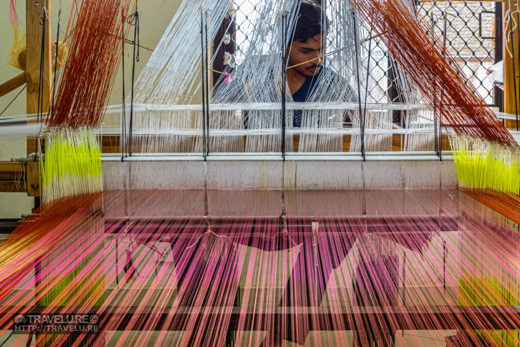 A craftsman weaving air on Chanderi fabric loom - Travelure ©
