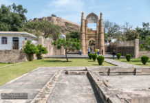 Chanderi – A Town of Dichotomies Badal Mahal, a gate leading to nowhere built by the Malwa kings; Kati Ghati Gateway, built to welcome the Sultan of Malwa Ghiyasuddin Khilji, with no door or even no spot for hinges to hold a door. These facts had me rolling my eyes again! - Chanderi - A Town of Dichotomies - Travelure ©
