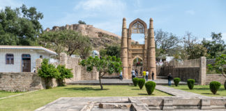 Chanderi – A Town of Dichotomies Badal Mahal, a gate leading to nowhere built by the Malwa kings; Kati Ghati Gateway, built to welcome the Sultan of Malwa Ghiyasuddin Khilji, with no door or even no spot for hinges to hold a door. These facts had me rolling my eyes again! - Chanderi - A Town of Dichotomies - Travelure ©