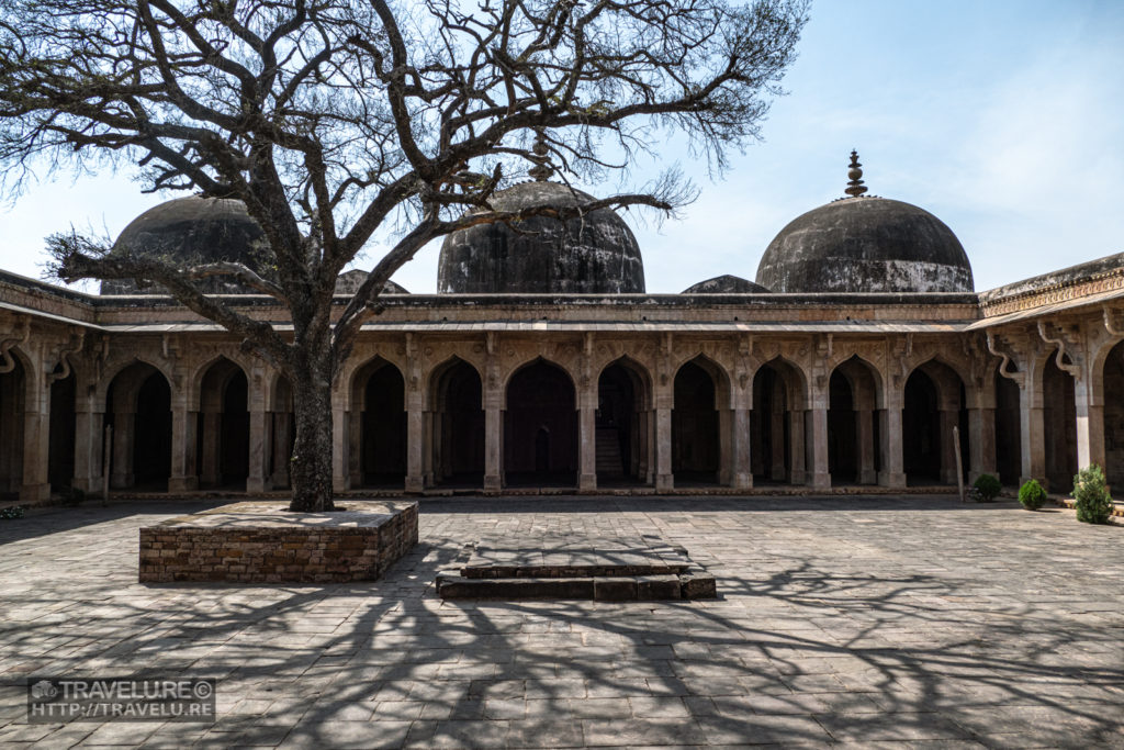 A Mughal era mosque in Chanderi - Travelure ©