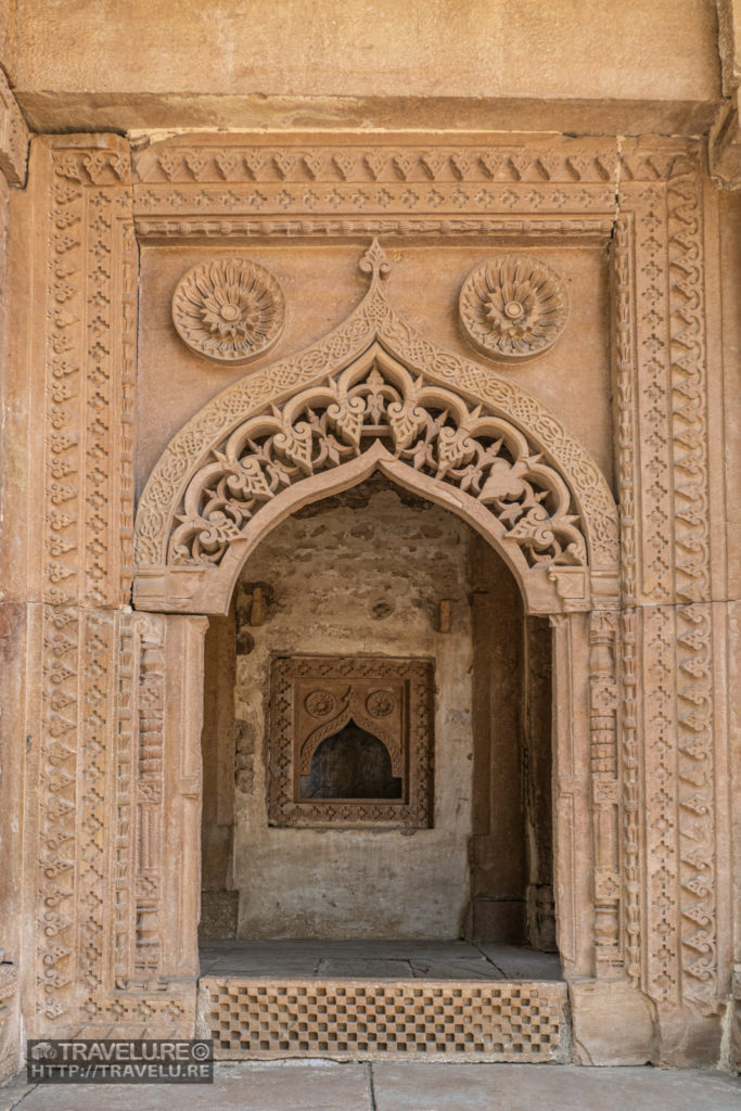 A Mughal era mosque in Chanderi - Travelure ©