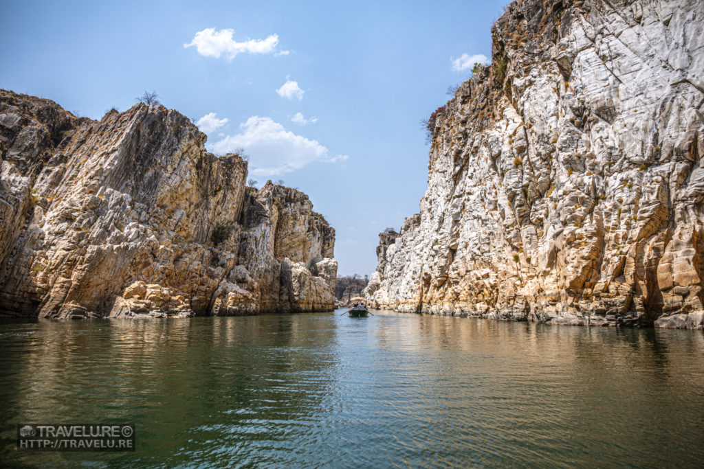Visitors enjoying a boat ride at Marble Rocks - Travelure ©
