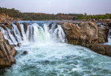 Jabalpur Rocks This post is about rocks in Jabalpur. Rocks structures, both natural and man-made. Sporting a rocky terrain by the banks of River Narmada, the attractions around Jabalpur have an obvious linkage with rocks. - Jabalpur Rocks - Travelure ©