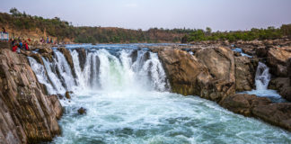 Jabalpur Rocks This post is about rocks in Jabalpur. Rocks structures, both natural and man-made. Sporting a rocky terrain by the banks of River Narmada, the attractions around Jabalpur have an obvious linkage with rocks. - Jabalpur Rocks - Travelure ©