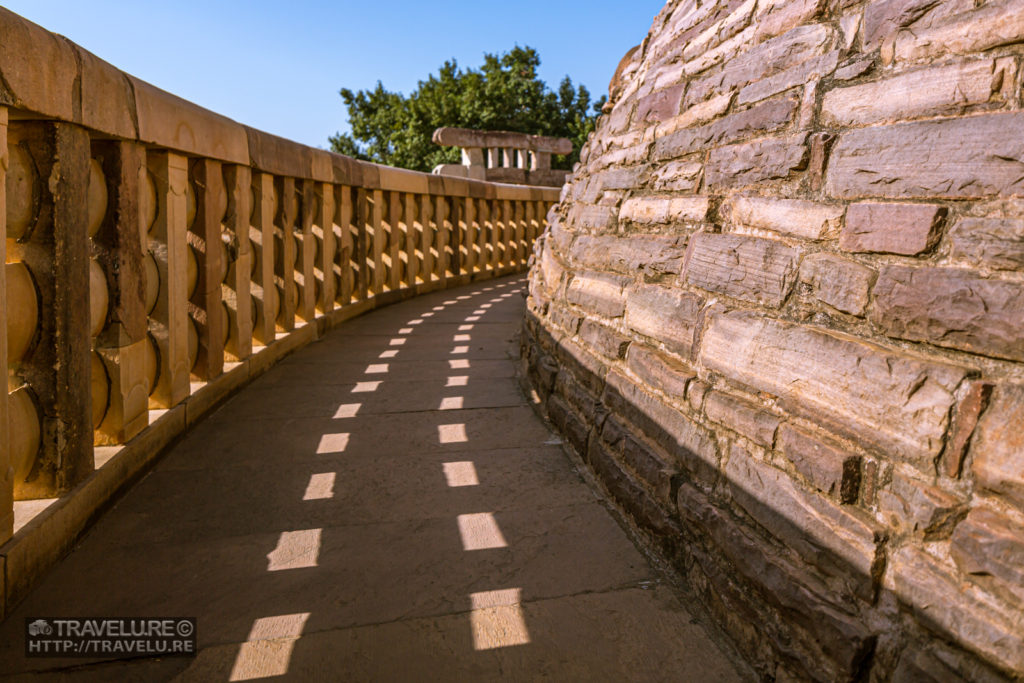 The Medhi (low railing) of the Great Stupa at Sanchi - Travelure ©