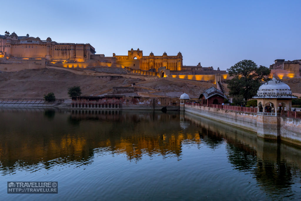 An illuminated Amber (Amer) Fort, Jaipur at the blue hour - Travelure ©