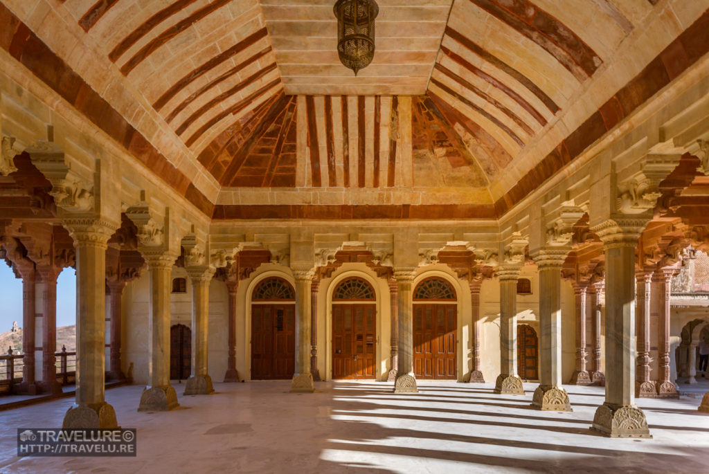 diwan-e-Aam, a hypostyle hall in the second courtyard of Amer - Travelure ©