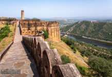 Jaigarh Fort, Jaipur Ramparts of Jaigarh Fort. You can spot the watchtower on a raised platform in the background. - Jaigarh Fort, Jaipur - Travelure ©