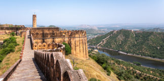 Jaigarh Fort, Jaipur Ramparts of Jaigarh Fort. You can spot the watchtower on a raised platform in the background. - Jaigarh Fort, Jaipur - Travelure ©