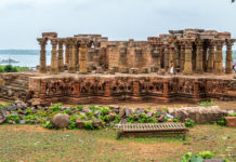 Omkareshwar – A Pilgrimage Through Time While Omkareshwar is a pilgrimage for devotees, much of the architecture and ruins contribute to its being a heritage gem for heritage hunters. - Omkareshwar - A Pilgrimage Through Time - Travelure ©