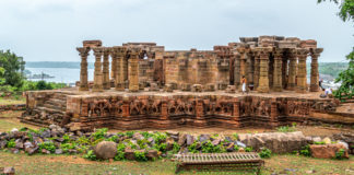 Omkareshwar – A Pilgrimage Through Time While Omkareshwar is a pilgrimage for devotees, much of the architecture and ruins contribute to its being a heritage gem for heritage hunters. - Omkareshwar - A Pilgrimage Through Time - Travelure ©