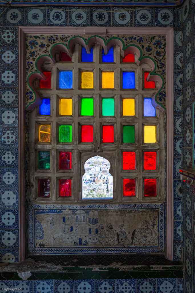 Stained glass windows embellish the decor - Travelure ©