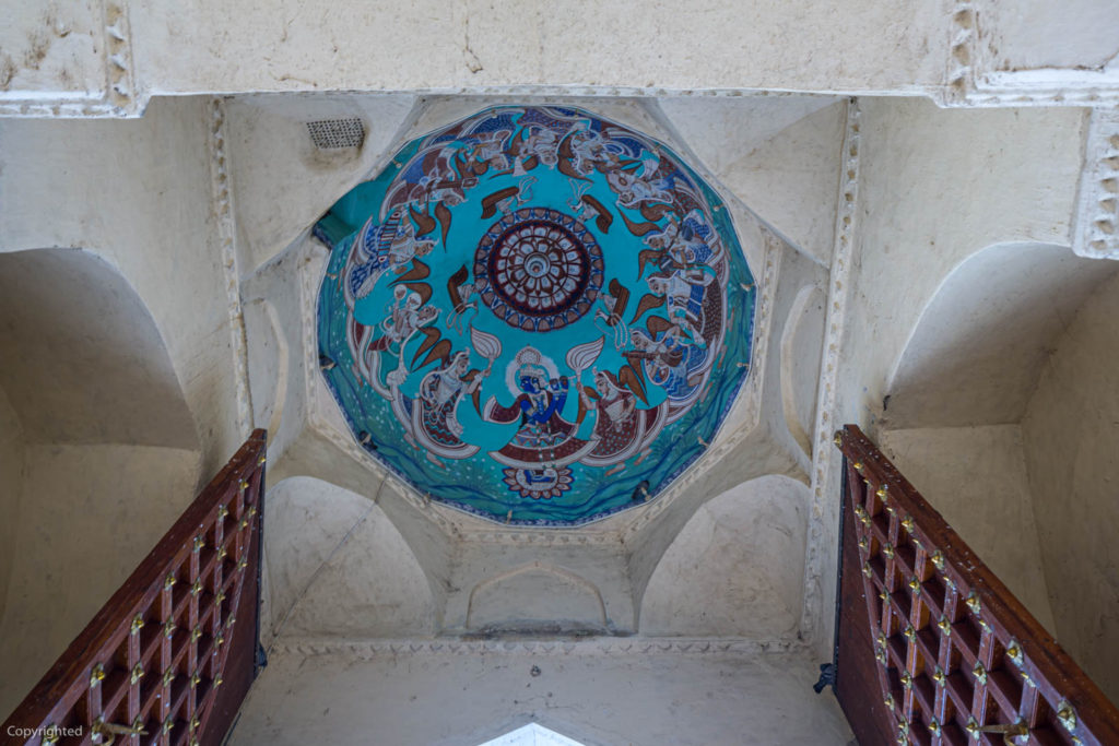 Decorative ethnic mural of the ceiling dome at the entrance - Travelure ©