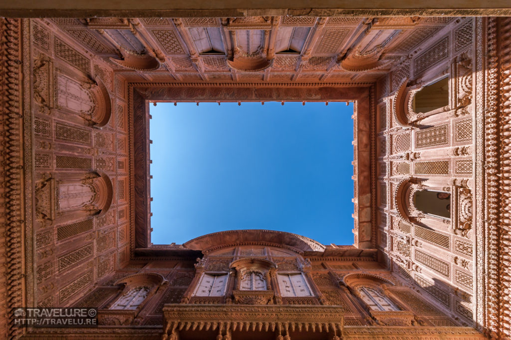 Looking up in one of the courtyards - Travelure ©