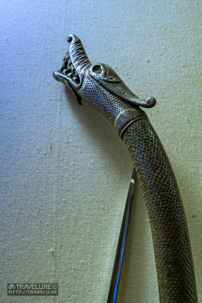 An animal adorns the hilt of a swordstick dagger - Travelure ©
