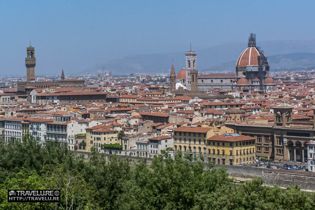 Skyline of Florence. Tower on the left Palazzo Vecchio, the town hall of Florence, and the dome on the right is of Duomo di Firenze - Travelure ©