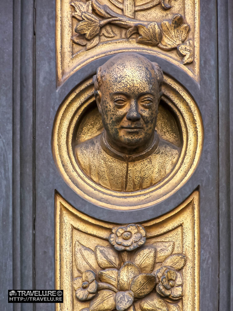Lorenzo Ghiberti's own bas relief as his signature  on Gates of Paradise - Travelure ©