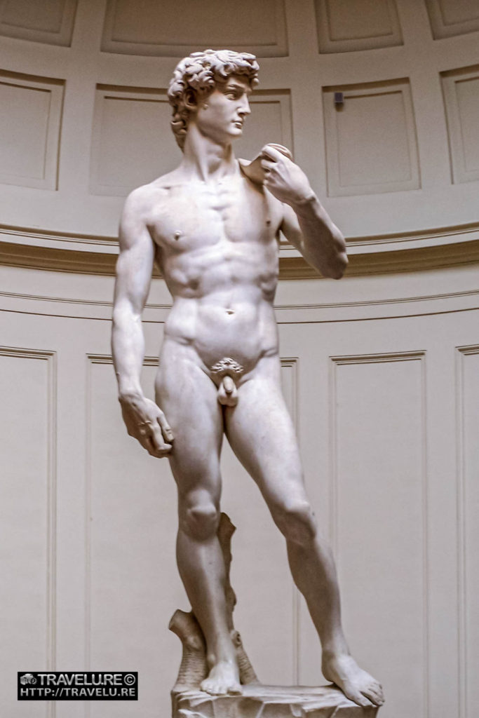 Original masterpiece by Michelangelo, the statue of David, now housed in Galleria dell'Accademia di Firenze (Gallery of the Academy of Florence) - Travelure ©