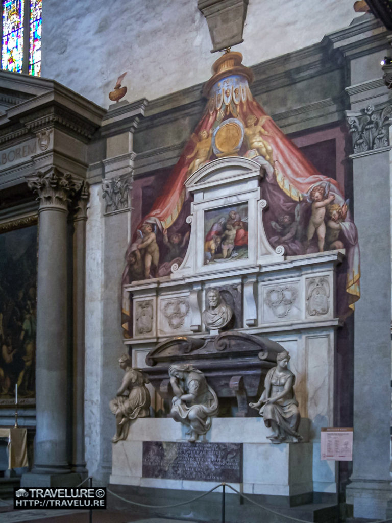 Michelangelo's Cenotaph inside Santa Croce - Travelure ©