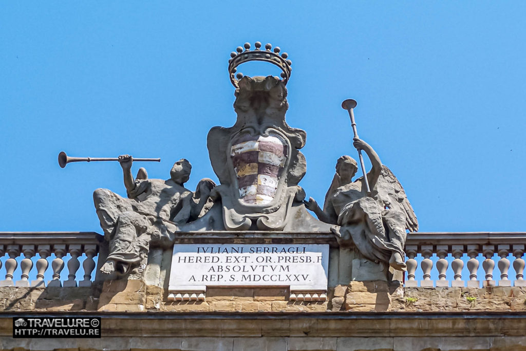 Ivliani Serragli - the centrepiece of roofline decorations of Palazzo Vecchio - Travelure ©