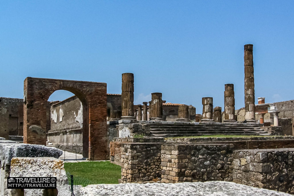 A block of structures from Pompeii - Travelure ©