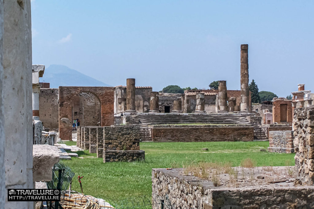 Arches, columns, dilapidated structures, excavated in Pompeii - Travelure ©