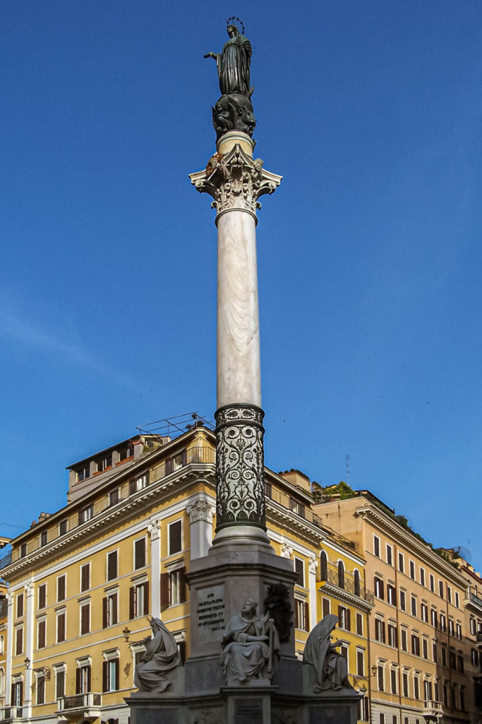 The imposing Column of Immaculate Conception at Piazza Mignanelli - Travelure ©