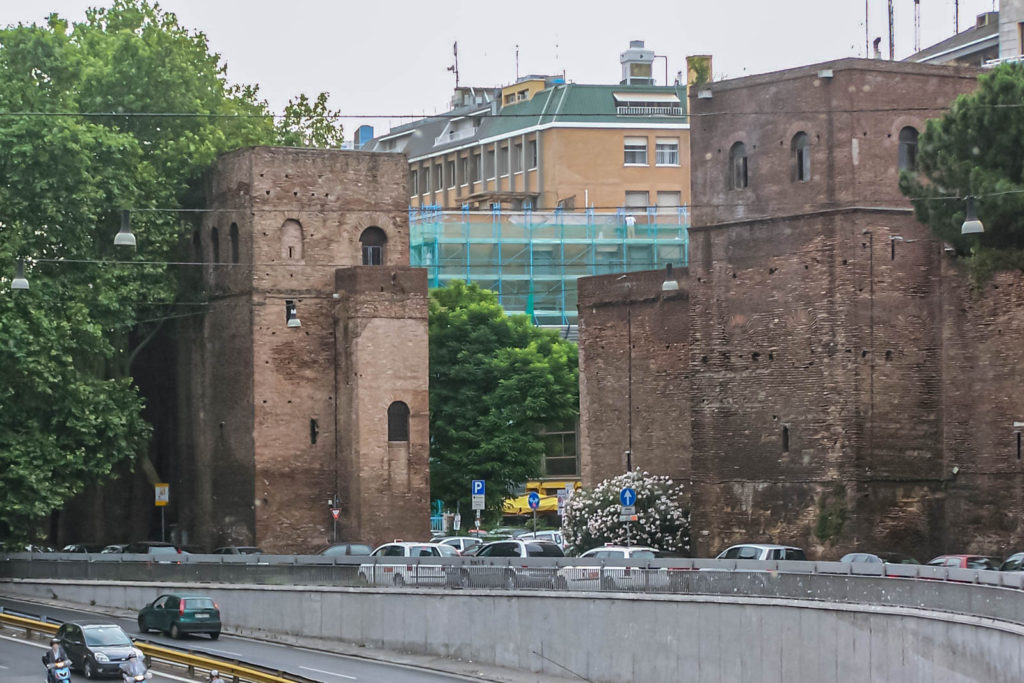 Little is left of the old city wall in Rome - Travelure ©