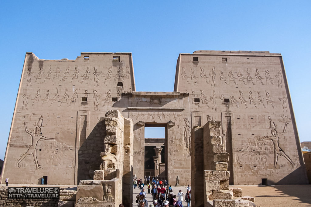 A dominating pair of pylons at the entrance of the temple - Travelure ©