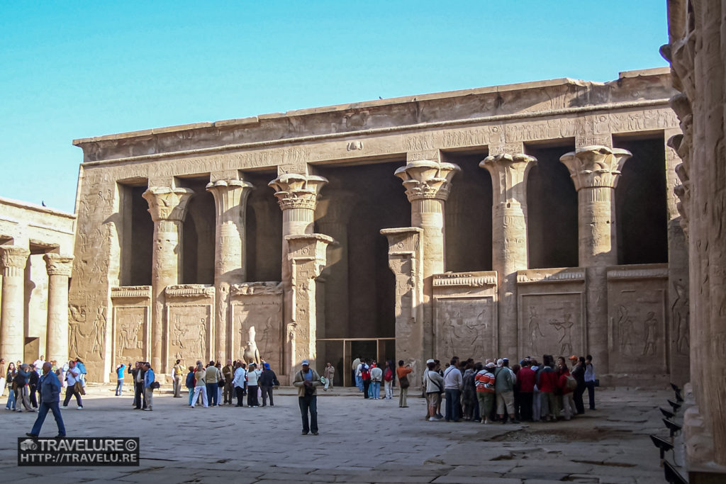 The hypostyle hall flanks the sanctum, as viewed from the processional pillared-quadrangle - Travelure ©
