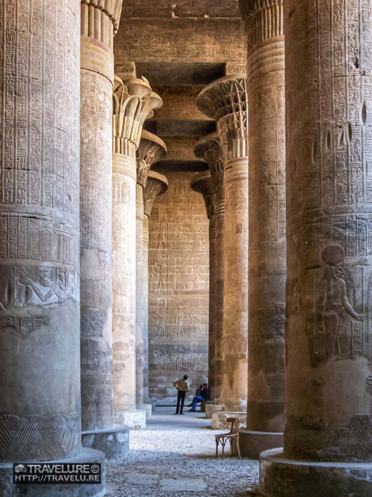 The hypostyle hall with its roof supported by massive pillars - Travelure ©