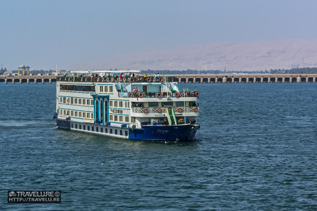 The Esna barrage in the distance, behind the cruiser - Travelure ©