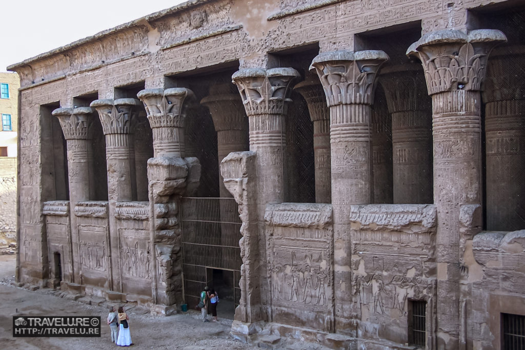 The hypostyle hall of the Temple of Khnum, Esna, lies in a 9-metre deep pit - Travelure ©