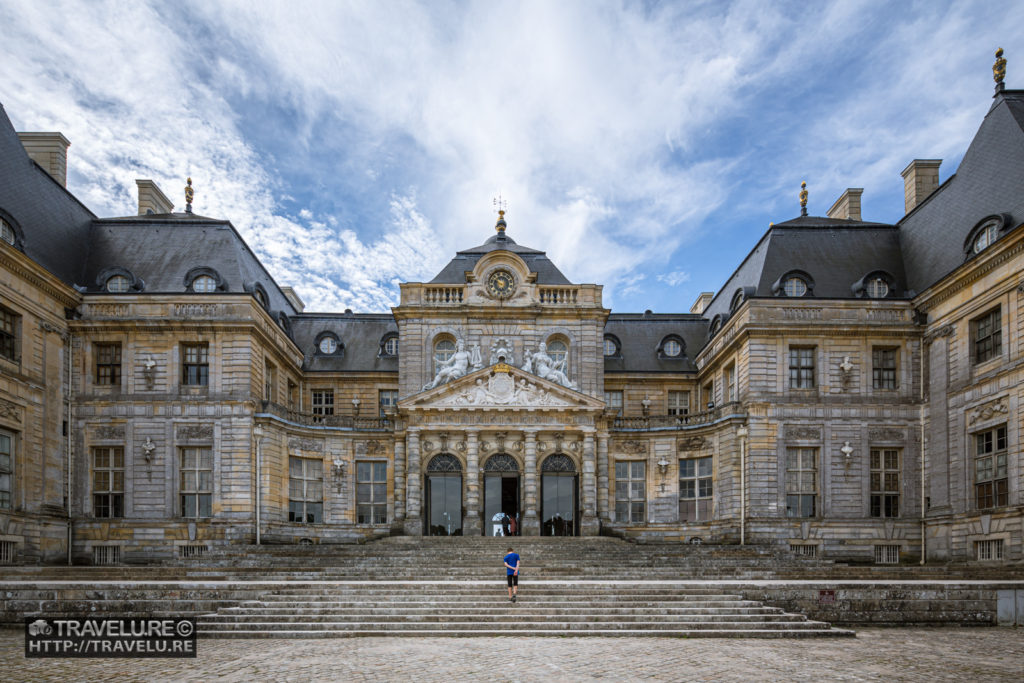 Imposing facade of the chateau - Travelure ©