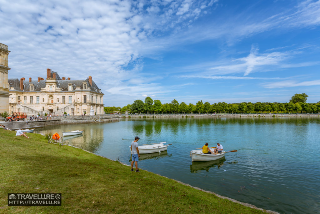 Carp Pond adjoins the chateau, while the Grand Parterre can be seen in the distance - Travelure ©