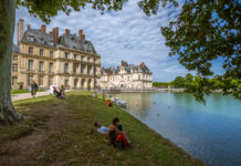 Palace and Park of Fontainebleau, France Its steep sloping roofs, the turret-like chimneys, dimensional alcoves, symmetrical arches, rectangular windows, and circular ventilators provide a pleasing look to an otherwise routine facade. - Palace and Park of Fontainebleau, France - Travelure ©