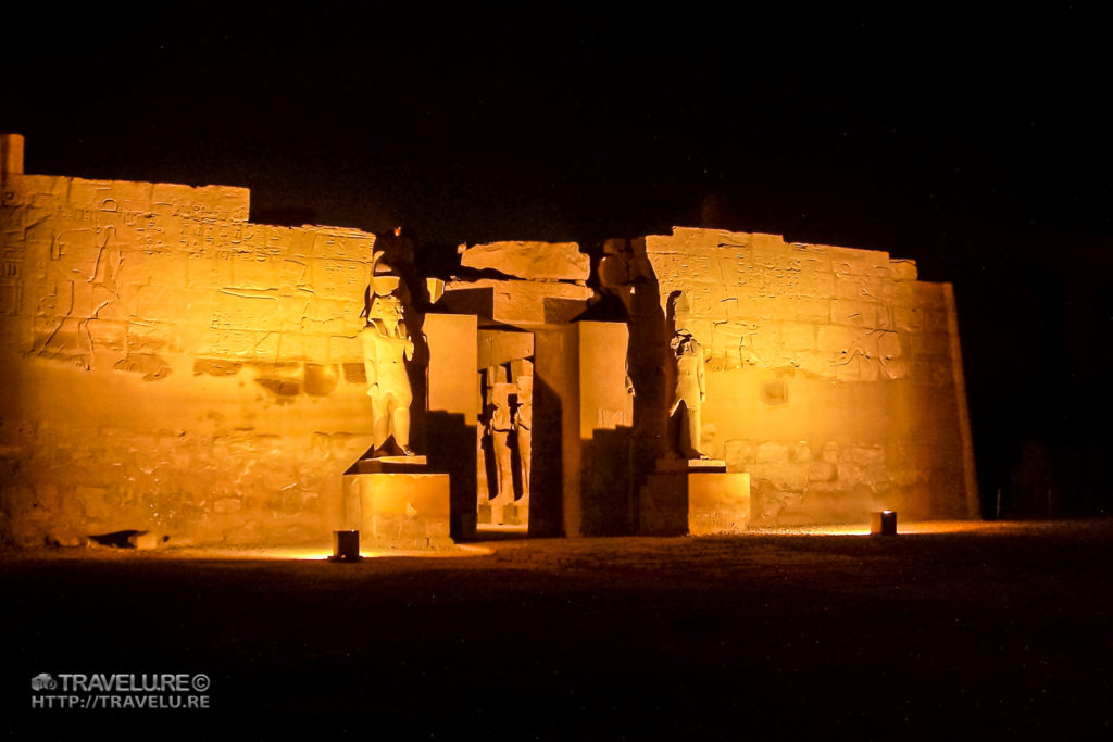 A set of statues guard the entrance pylons - Travelure ©