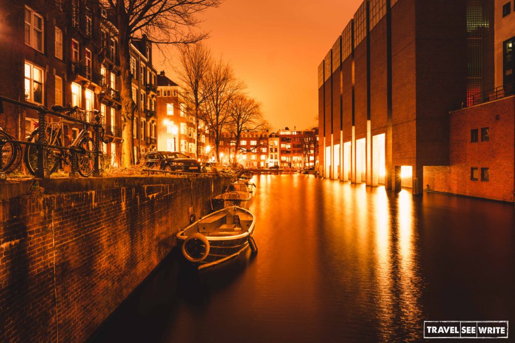 Amsterdam canal - NIGHT SHOT (LANDSCAPE) - Travelure ©