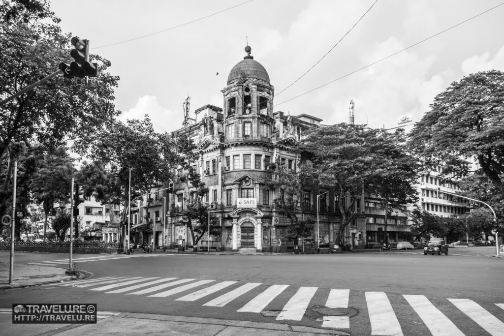 The Baroque style Marshall Building, a domed structure from 1905 AD, is located at an unusually busy traffic crossing in Mumbai’s Fort area. This tranquil moment makes you wonder if the zebra crossing is even necessary!
