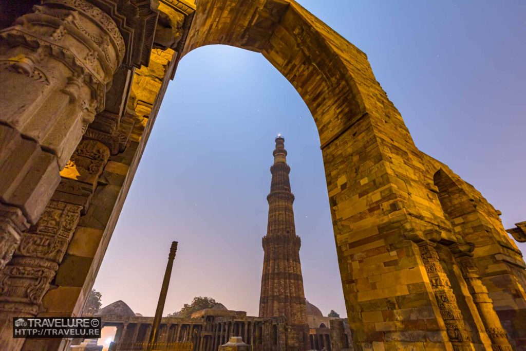 Qutub Minar, as seen through the ruins of the mosque's screen - Travelure ©