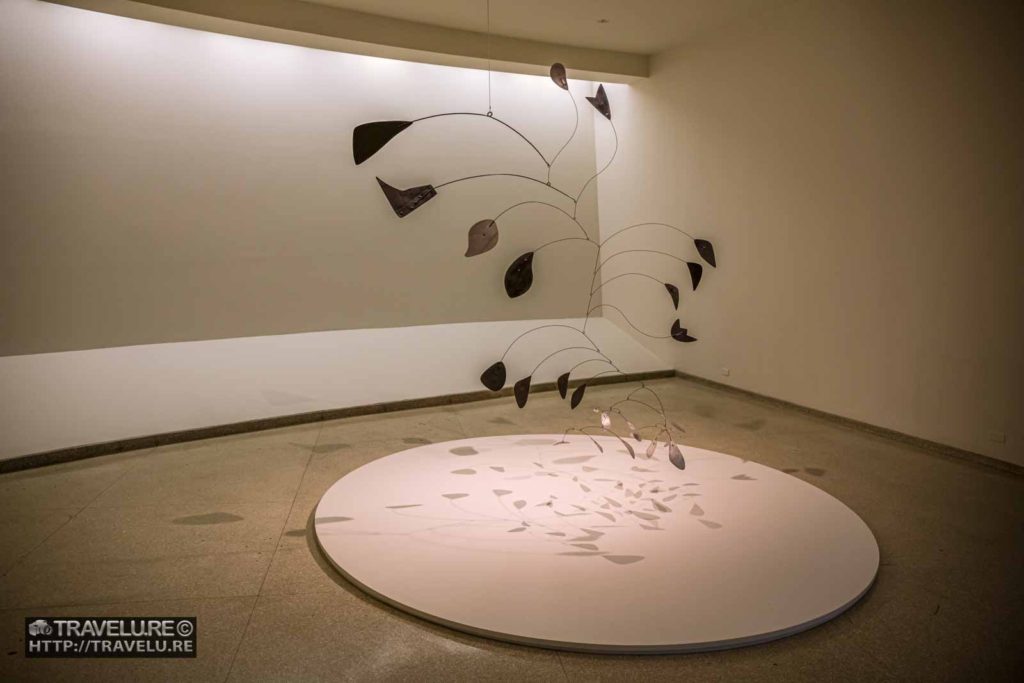 Generous space allows for relief around the exhibits - Travelure ©
