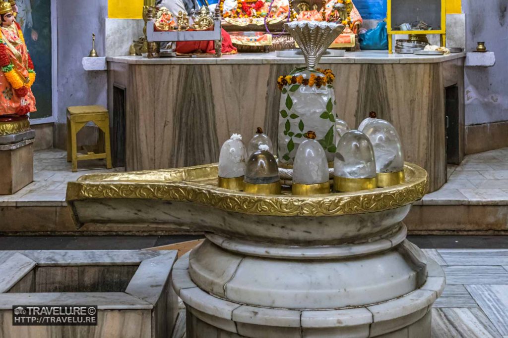 Quartz Shiva Lingas in Ranbireshwar Temple - Travelure ©