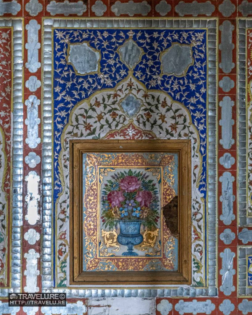 Wall mural with mirrors in Sheesh Mahal - Travelure ©